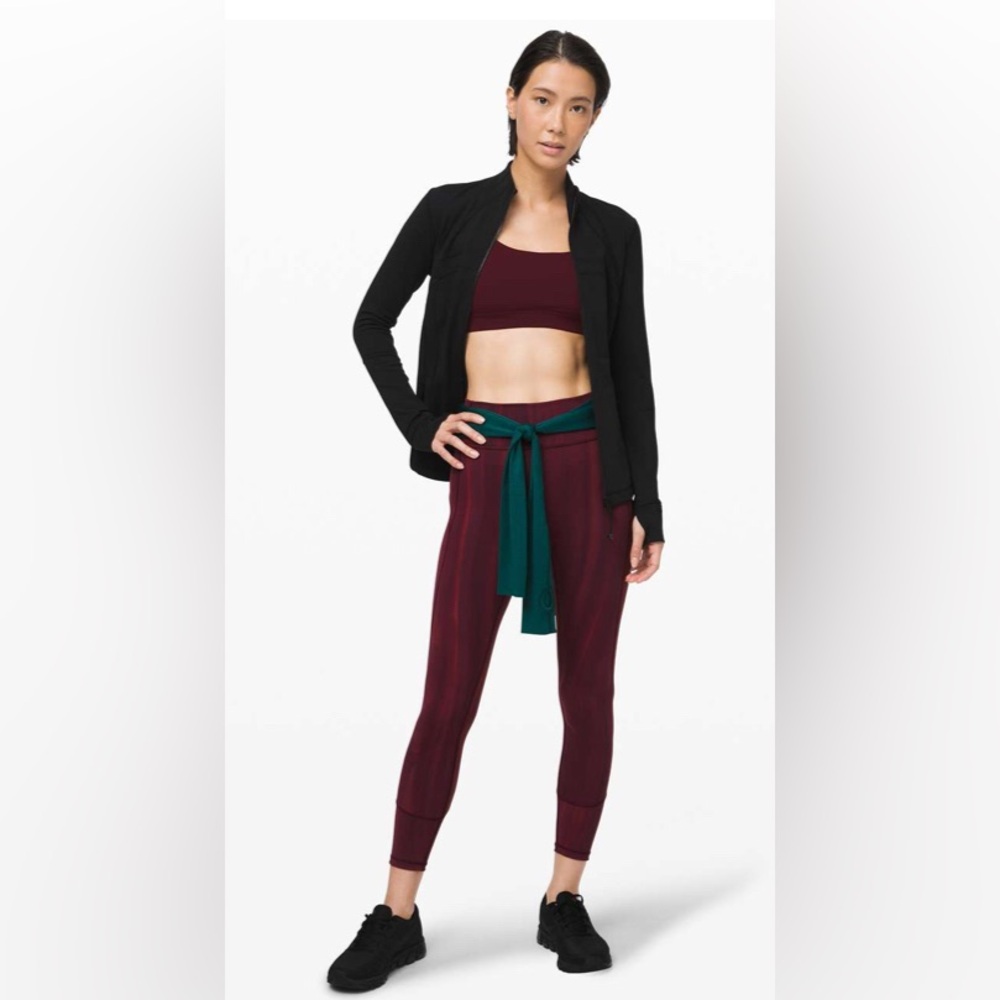 Lululemon In Movement Tight 25" *Everlux
Linear Spray Dye White Garnet VGUC